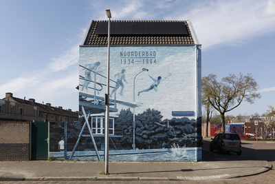 913983 Afbeelding van de muurschildering 'Noorderbad 1934 - 1994' uit 2021 van De Strakke Hand op de zijgevel van het ...